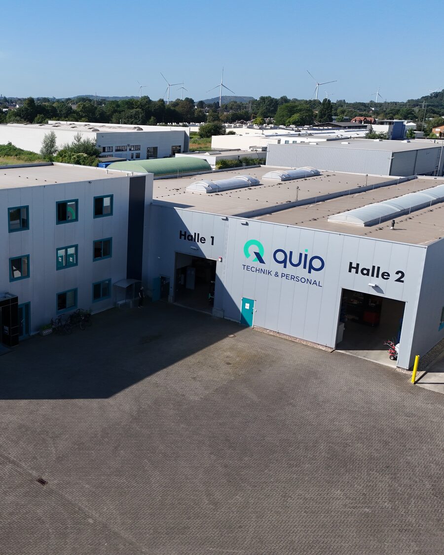 Luftaufnahme des Firmensitzes an der Thomas-Edison-Straße in Baesweiler: Verwaltungsgebäude und zwei Produktionshallen mit dem Schriftzug Halle 1 und Halle 2.